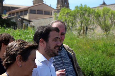 El líder de IU, Alberto Garzón, ha visitado Pamplona este miércoles y ha participado en la rueda de prensa junto a los candidatos de Izquierda Ezkerra