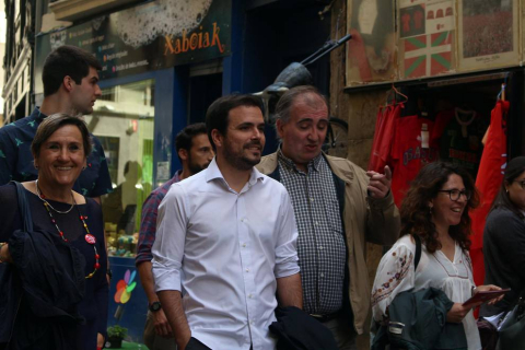 El líder de IU, Alberto Garzón, ha visitado Pamplona este miércoles y ha participado en la rueda de prensa junto a los candidatos de Izquierda Ezkerra