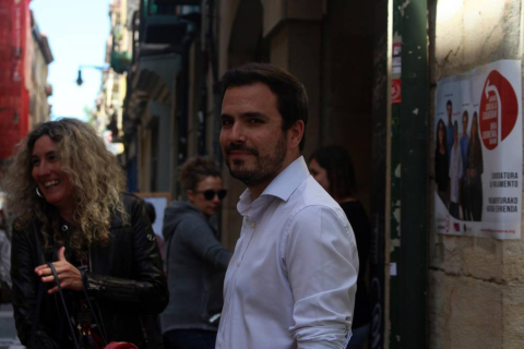 El líder de IU, Alberto Garzón, ha visitado Pamplona este miércoles y ha participado en la rueda de prensa junto a los candidatos de Izquierda Ezkerra