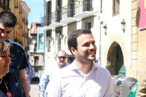 El líder de IU, Alberto Garzón, ha visitado Pamplona este miércoles y ha participado en la rueda de prensa junto a los candidatos de Izquierda Ezkerra