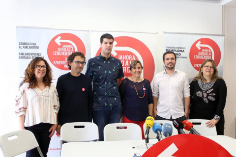 El líder de IU, Alberto Garzón, ha visitado Pamplona este miércoles y ha participado en la rueda de prensa junto a los candidatos de Izquierda Ezkerra