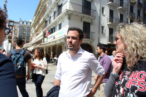 El líder de IU, Alberto Garzón, ha visitado Pamplona este miércoles y ha participado en la rueda de prensa junto a los candidatos de Izquierda Ezkerra