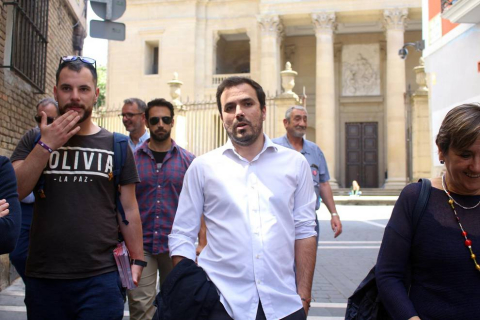 El líder de IU, Alberto Garzón, ha visitado Pamplona este miércoles y ha participado en la rueda de prensa junto a los candidatos de Izquierda Ezkerra