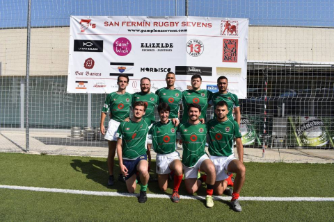 El pasado viernes 5 de julio, y como prolegómeno deportivo de la fiesta, se disputó en las instalaciones del Soto de Lezkairu la XVII edición del San Fermín Rugby Sevens, el tradicional torneo presanferminero, que reunió a dieciséis equipos, ocho en la categoría sénior y otros tantos en la de veteranos.