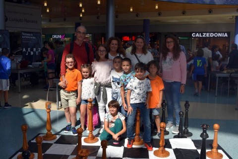 El sábado 7 de setiembre, el Club Ajedrez Orvina y la Federación Navarra de Ajedrez organizaron el X Torneo Infantil Itaroa, en el que tomaron parte 83 ajedrecistas divididos en cuatro categorías. Los jugadores ocuparon con sus tableros la plaza central del citado centro comercial, donde también se instaló un ajedrez gigante.
