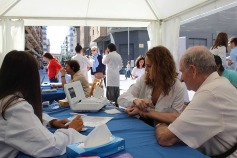 El Colegio Oficial de Farmacéuticos de Navarra (COFNA) ha conmemorado este sábado el Día Mundial del Farmacéutico con la instalación de una carpa en la confluencia de las calles Tudela y García Ximénez.