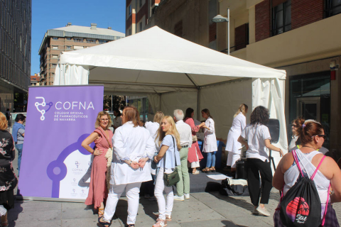 El Colegio Oficial de Farmacéuticos de Navarra (COFNA) ha conmemorado este sábado el Día Mundial del Farmacéutico con la instalación de una carpa en la confluencia de las calles Tudela y García Ximénez.