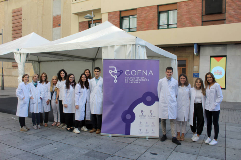 El Colegio Oficial de Farmacéuticos de Navarra (COFNA) ha conmemorado este sábado el Día Mundial del Farmacéutico con la instalación de una carpa en la confluencia de las calles Tudela y García Ximénez.