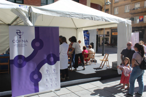 El Colegio Oficial de Farmacéuticos de Navarra (COFNA) ha conmemorado este sábado el Día Mundial del Farmacéutico con la instalación de una carpa en la confluencia de las calles Tudela y García Ximénez.