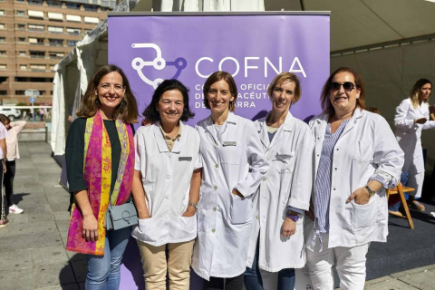 Con motivo del Día Mundial del Farmacéutico, el colegio oficial de Navarra (COFNA) celebró un encuentro con la ciudadanía en la confluencia de las calles Tudela y García Ximénez del Ensanche pamplonés. En este lugar se instaló una carpa en la que se realizaron análisis de piel, determinaciones de composición corporal o mediciones de ingesta de calcio a todos los interesados, que también pudieron conocer diferentes campañas de salud y recibir asesoramiento.