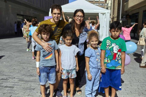Con motivo del Día Mundial del Farmacéutico, el colegio oficial de Navarra (COFNA) celebró un encuentro con la ciudadanía en la confluencia de las calles Tudela y García Ximénez del Ensanche pamplonés. En este lugar se instaló una carpa en la que se realizaron análisis de piel, determinaciones de composición corporal o mediciones de ingesta de calcio a todos los interesados, que también pudieron conocer diferentes campañas de salud y recibir asesoramiento.