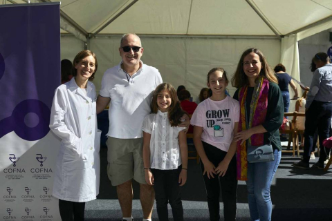 Con motivo del Día Mundial del Farmacéutico, el colegio oficial de Navarra (COFNA) celebró un encuentro con la ciudadanía en la confluencia de las calles Tudela y García Ximénez del Ensanche pamplonés. En este lugar se instaló una carpa en la que se realizaron análisis de piel, determinaciones de composición corporal o mediciones de ingesta de calcio a todos los interesados, que también pudieron conocer diferentes campañas de salud y recibir asesoramiento.
