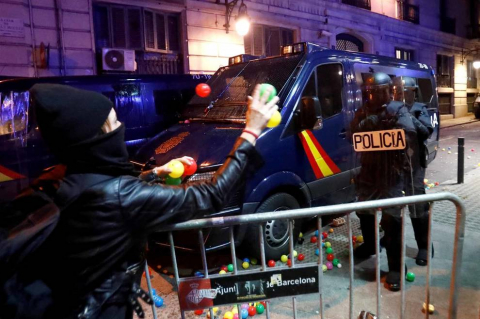 Fotos de la concentración convocada por los CDR en Barcelona frente a la Jefatura de la Policía Nacional en la Vía Laietana