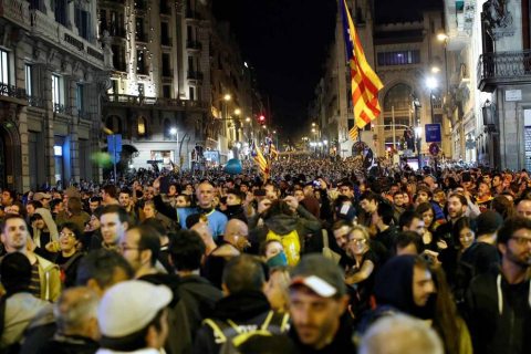 Fotos de la concentración convocada por los CDR en Barcelona frente a la Jefatura de la Policía Nacional en la Vía Laietana