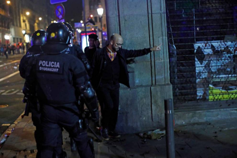 Fotos de la concentración convocada por los CDR en Barcelona frente a la Jefatura de la Policía Nacional en la Vía Laietana