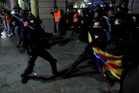 Fotos de la concentración convocada por los CDR en Barcelona frente a la Jefatura de la Policía Nacional en la Vía Laietana