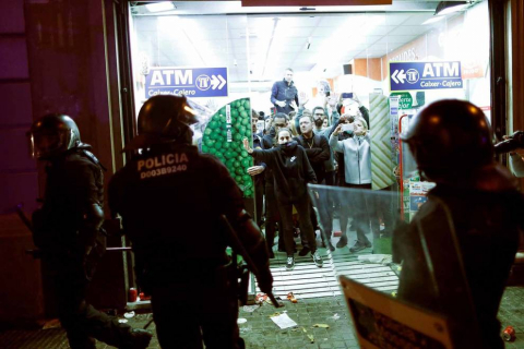 Fotos de la concentración convocada por los CDR en Barcelona frente a la Jefatura de la Policía Nacional en la Vía Laietana