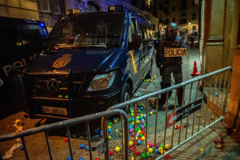 Fotos de la concentración convocada por los CDR en Barcelona frente a la Jefatura de la Policía Nacional en la Vía Laietana