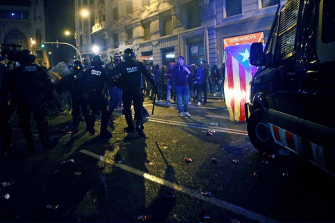 Fotos de la concentración convocada por los CDR en Barcelona frente a la Jefatura de la Policía Nacional en la Vía Laietana