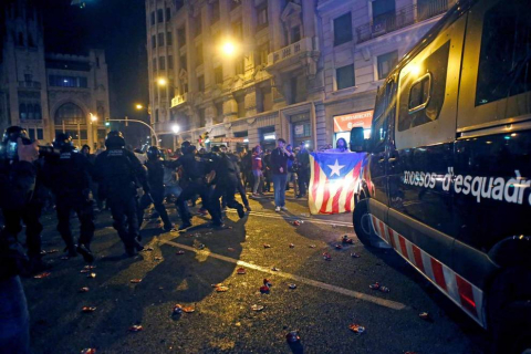 Fotos de la concentración convocada por los CDR en Barcelona frente a la Jefatura de la Policía Nacional en la Vía Laietana