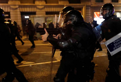 Fotos de la concentración convocada por los CDR en Barcelona frente a la Jefatura de la Policía Nacional en la Vía Laietana