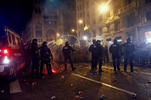 Fotos de la concentración convocada por los CDR en Barcelona frente a la Jefatura de la Policía Nacional en la Vía Laietana