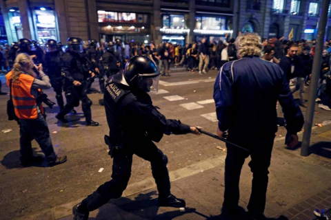 Fotos de la concentración convocada por los CDR en Barcelona frente a la Jefatura de la Policía Nacional en la Vía Laietana