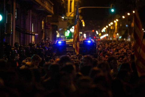 Fotos de la concentración convocada por los CDR en Barcelona frente a la Jefatura de la Policía Nacional en la Vía Laietana