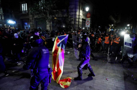 Fotos de la concentración convocada por los CDR en Barcelona frente a la Jefatura de la Policía Nacional en la Vía Laietana