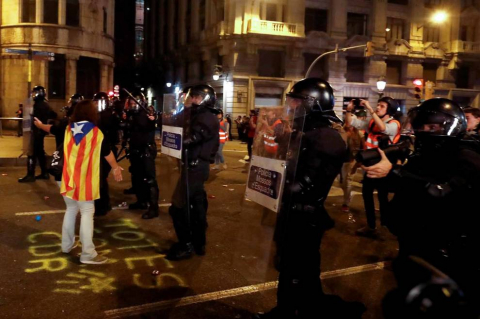 Fotos de la concentración convocada por los CDR en Barcelona frente a la Jefatura de la Policía Nacional en la Vía Laietana