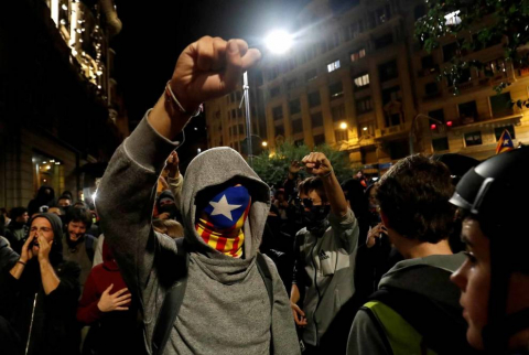 Fotos de la concentración convocada por los CDR en Barcelona frente a la Jefatura de la Policía Nacional en la Vía Laietana