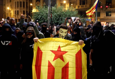 Fotos de la concentración convocada por los CDR en Barcelona frente a la Jefatura de la Policía Nacional en la Vía Laietana