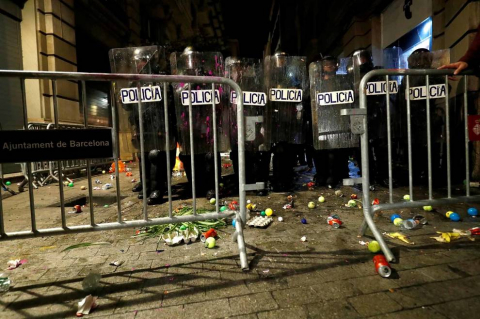 Fotos de la concentración convocada por los CDR en Barcelona frente a la Jefatura de la Policía Nacional en la Vía Laietana