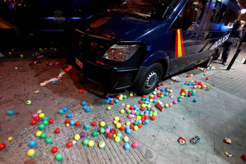 Fotos de la concentración convocada por los CDR en Barcelona frente a la Jefatura de la Policía Nacional en la Vía Laietana