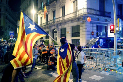 Fotos de la concentración convocada por los CDR en Barcelona frente a la Jefatura de la Policía Nacional en la Vía Laietana