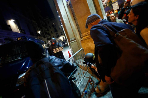 Fotos de la concentración convocada por los CDR en Barcelona frente a la Jefatura de la Policía Nacional en la Vía Laietana