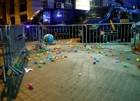 Fotos de la concentración convocada por los CDR en Barcelona frente a la Jefatura de la Policía Nacional en la Vía Laietana