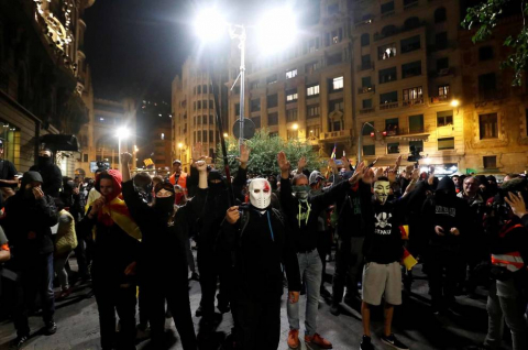 Fotos de la concentración convocada por los CDR en Barcelona frente a la Jefatura de la Policía Nacional en la Vía Laietana