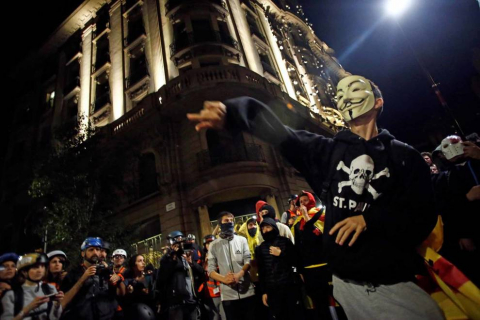 Fotos de la concentración convocada por los CDR en Barcelona frente a la Jefatura de la Policía Nacional en la Vía Laietana