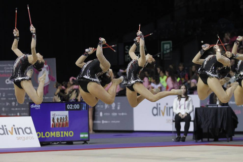Las gimnastas se juegan en apenas dos minutos y medio el trabajo de varios meses de preparación previa y de más de dos horas          de calentamiento el día de competición