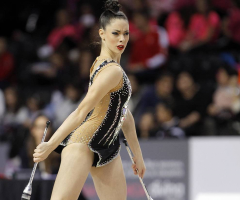 Las gimnastas se juegan en apenas dos minutos y medio el trabajo de varios meses de preparación previa y de más de dos horas          de calentamiento el día de competición