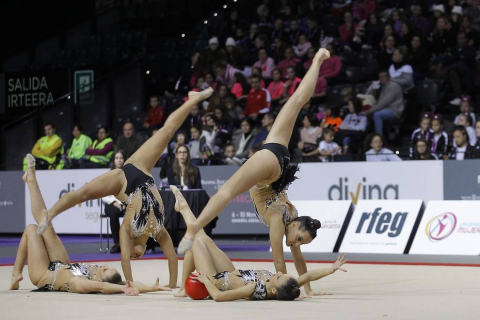 Las gimnastas se juegan en apenas dos minutos y medio el trabajo de varios meses de preparación previa y de más de dos horas          de calentamiento el día de competición