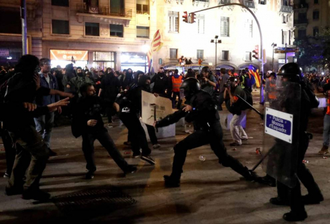 Fotos de la concentración convocada por los CDR en Barcelona frente a la Jefatura de la Policía Nacional en la Vía Laietana