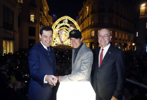 Málaga capital ya luce su alumbrado navideño y los espectáculos que sumergen a malagueños y visitantes en el ambiente de estas fechas. El actor Antonio Banderas ha sido el encargado de encender este viernes esta decoración, asegurando que todo es 