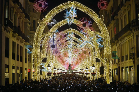 Málaga capital ya luce su alumbrado navideño y los espectáculos que sumergen a malagueños y visitantes en el ambiente de estas fechas. El actor Antonio Banderas ha sido el encargado de encender este viernes esta decoración, asegurando que todo es 