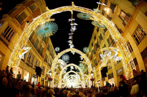 Málaga capital ya luce su alumbrado navideño y los espectáculos que sumergen a malagueños y visitantes en el ambiente de estas fechas. El actor Antonio Banderas ha sido el encargado de encender este viernes esta decoración, asegurando que todo es 