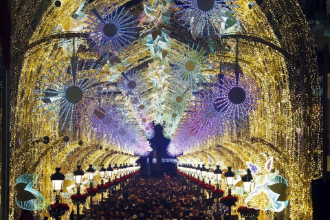 Málaga capital ya luce su alumbrado navideño y los espectáculos que sumergen a malagueños y visitantes en el ambiente de estas fechas. El actor Antonio Banderas ha sido el encargado de encender este viernes esta decoración, asegurando que todo es 