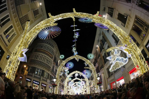 Málaga capital ya luce su alumbrado navideño y los espectáculos que sumergen a malagueños y visitantes en el ambiente de estas fechas. El actor Antonio Banderas ha sido el encargado de encender este viernes esta decoración, asegurando que todo es 