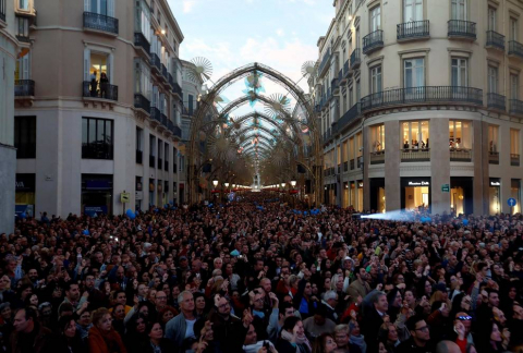 Málaga capital ya luce su alumbrado navideño y los espectáculos que sumergen a malagueños y visitantes en el ambiente de estas fechas. El actor Antonio Banderas ha sido el encargado de encender este viernes esta decoración, asegurando que todo es 