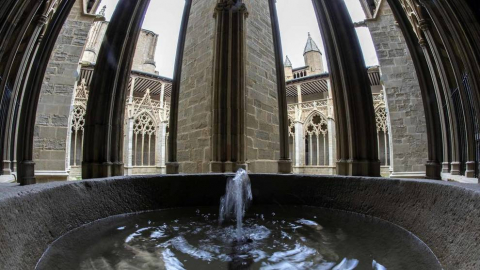 Imágenes de la visita guiada a la presentación de la finalización de las obras de restauración del claustro gótico de la Catedral de Pamplona.